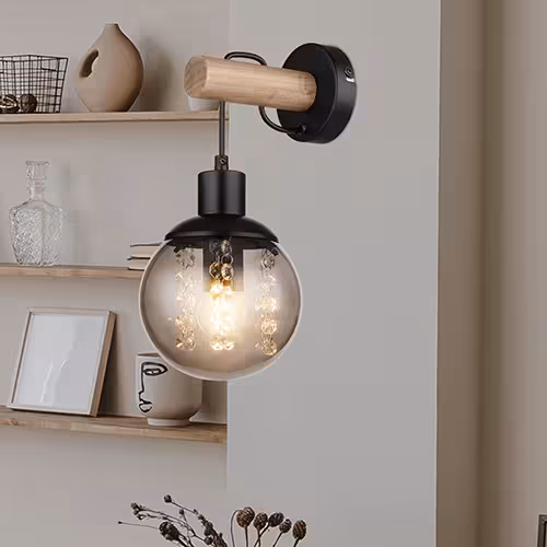 Wandleuchte mit einer Glaskugel
